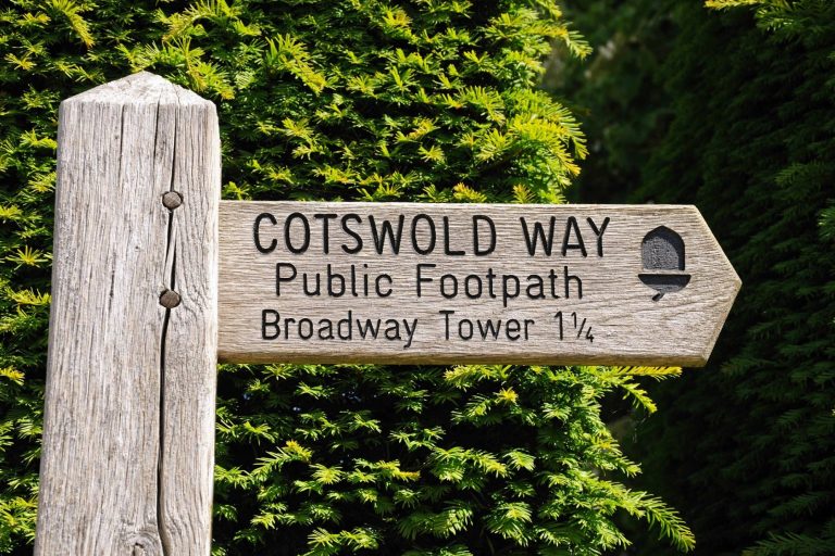 Cotswold Way sign post to Broadway