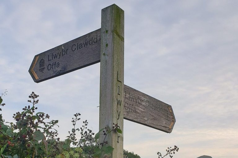 Picture of a wooden sign for Offa's Dyke